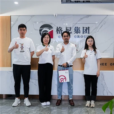 GNEE STEEL verwelkomt klanten uit Bangladesh om het bedrijf te bezoeken en za...